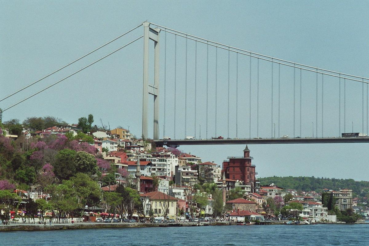 Le pont suspendu Fatih Mehmet Pasa, appelé aussi le 2e pont, enjambe le Bosphore en son point le plus étroit (700 m) 