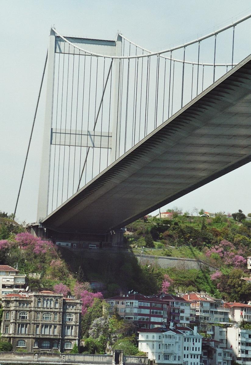 Le pont suspendu Fatih Mehmet Pasa, appelé aussi le 2e pont, enjambe le Bosphore en son point le plus étroit (700 m) 