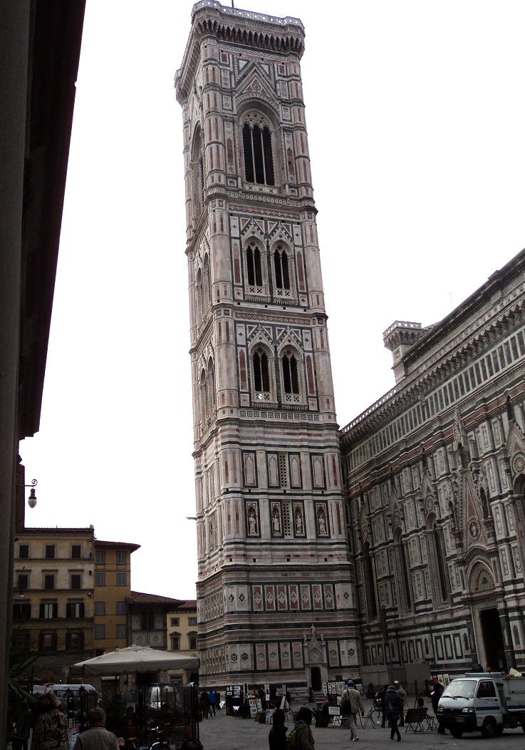 Fiche média no. 185010 Le campanile de la cathédrale de Florence mesure 82 m de hauteur; il a été commencé par Giotto en 1334, poursuivi par Andrea Pisano et achevé en 1359