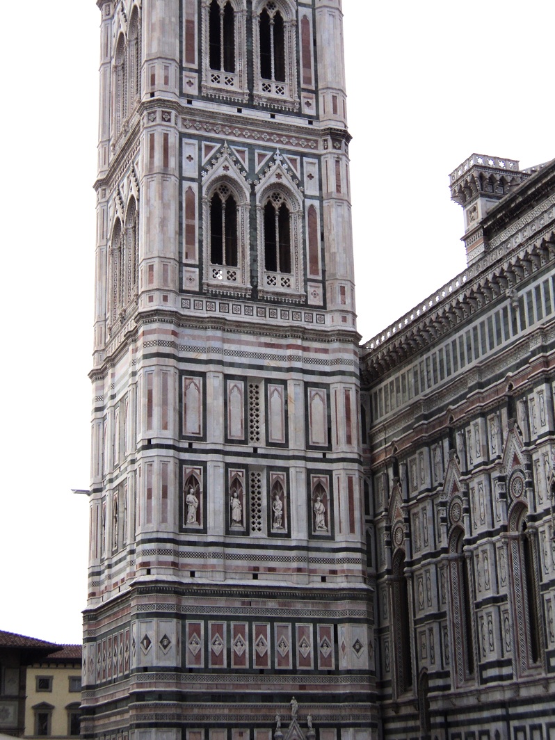 Fiche média no. 185011 Le campanile de la cathédrale de Florence mesure 82 m de hauteur; il a été commencé par Giotto en 1334, poursuivi par Andrea Pisano et achevé en 1359