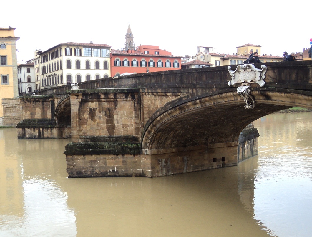 Le pont Santa Trinità, sur l'Arno, à Florence 