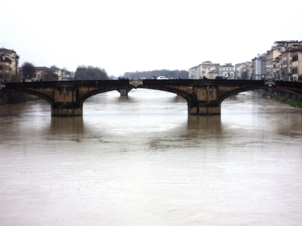 Le pont Santa Trinità, sur l'Arno, à Florence 