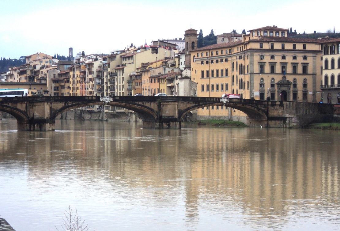 Le pont Santa Trinita, sur l'Arno, à Florence 