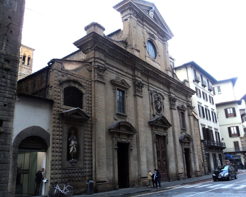 La façade baroque de l'église (à l'intérieur gothique) Santa Trinità, piazza Santa Trinita, à Florence 