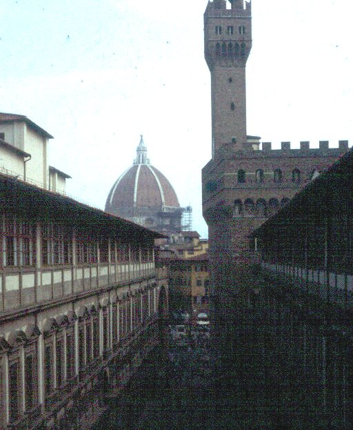 Florence. La galerie des Offices avec, à droite, le palais de la Seigneurie et, à gauche, la coupole du Duomo Santa Maria del Fiore 