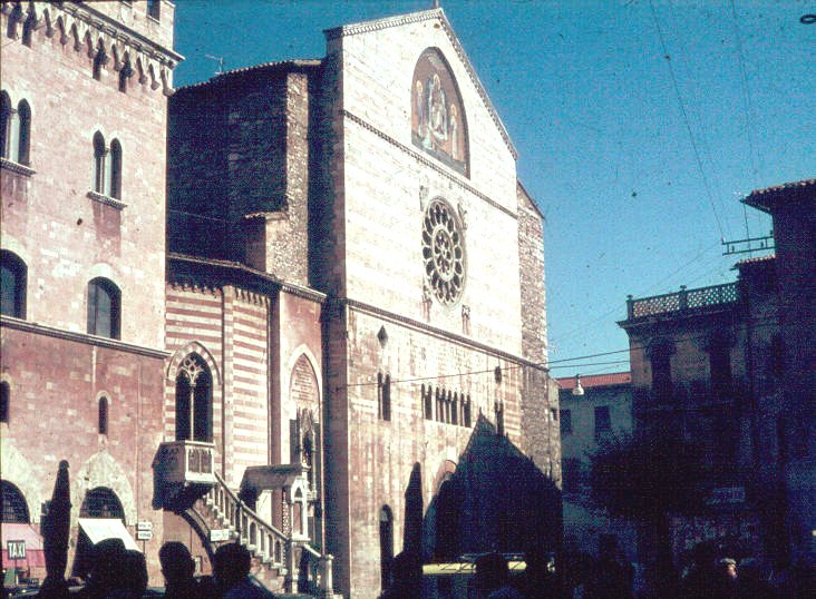La façade (restaurée en 1904) de la cathédrale (duomo) de Foligno (12e-13e siècles) 