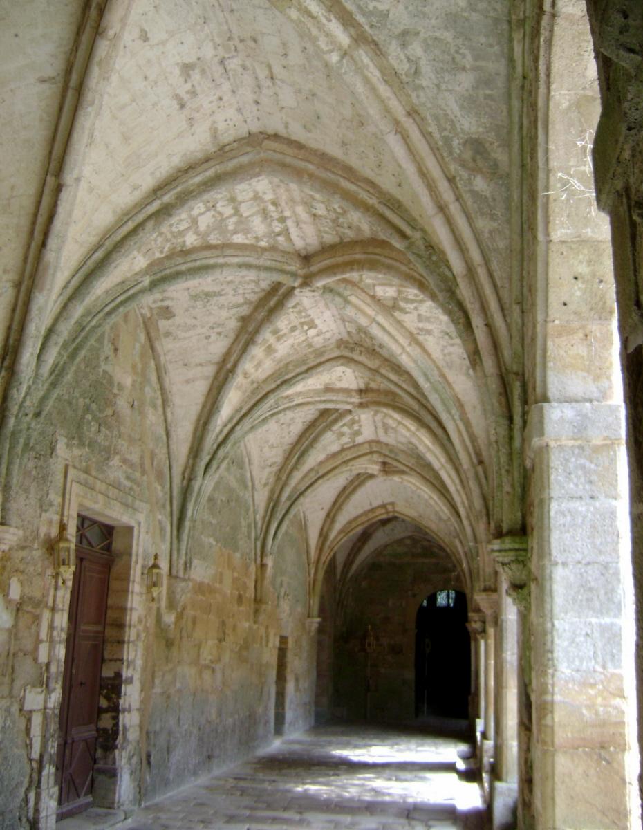 Le cloître (gothique) de l'ancienne abbaye bénédictine de Fondfroide, au sud-ouest de Narbonne (Aude) 