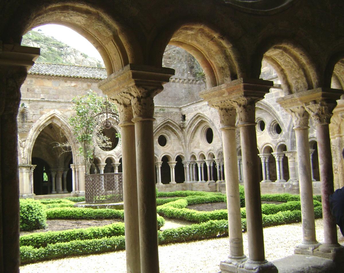 Le cloître (gothique) de l'ancienne abbaye bénédictine de Fondfroide, au sud-ouest de Narbonne (Aude) 