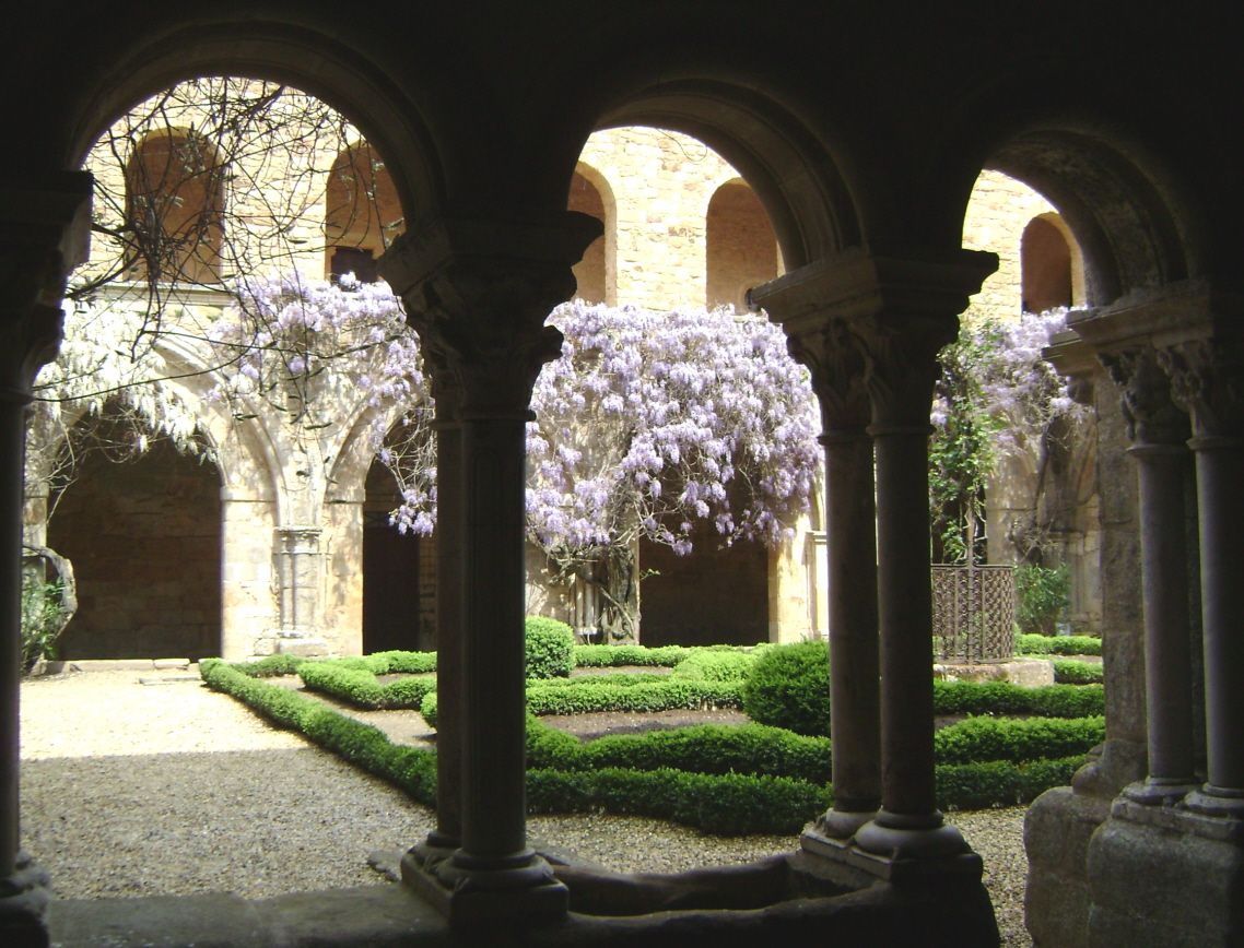 Le cloître de l'ancienne abbaye bénédictine de Fondfroide, près de Narbonne 