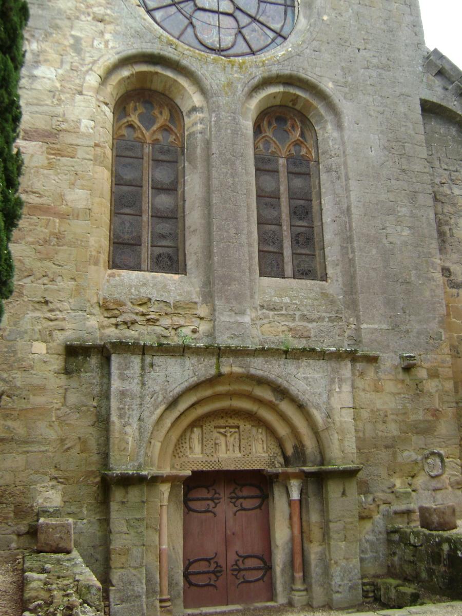 La façade de l'église abbatiale de Fondfroide, près de Narbonne (Aude) 
