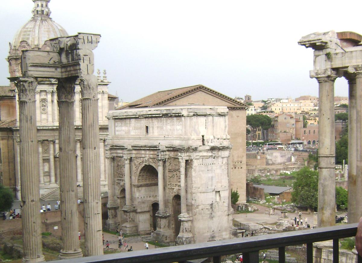 L'arc de Septime Sévère, sur le Forum romain, avec, en arrière-plan, la Curie (siège du Sénat antique) 