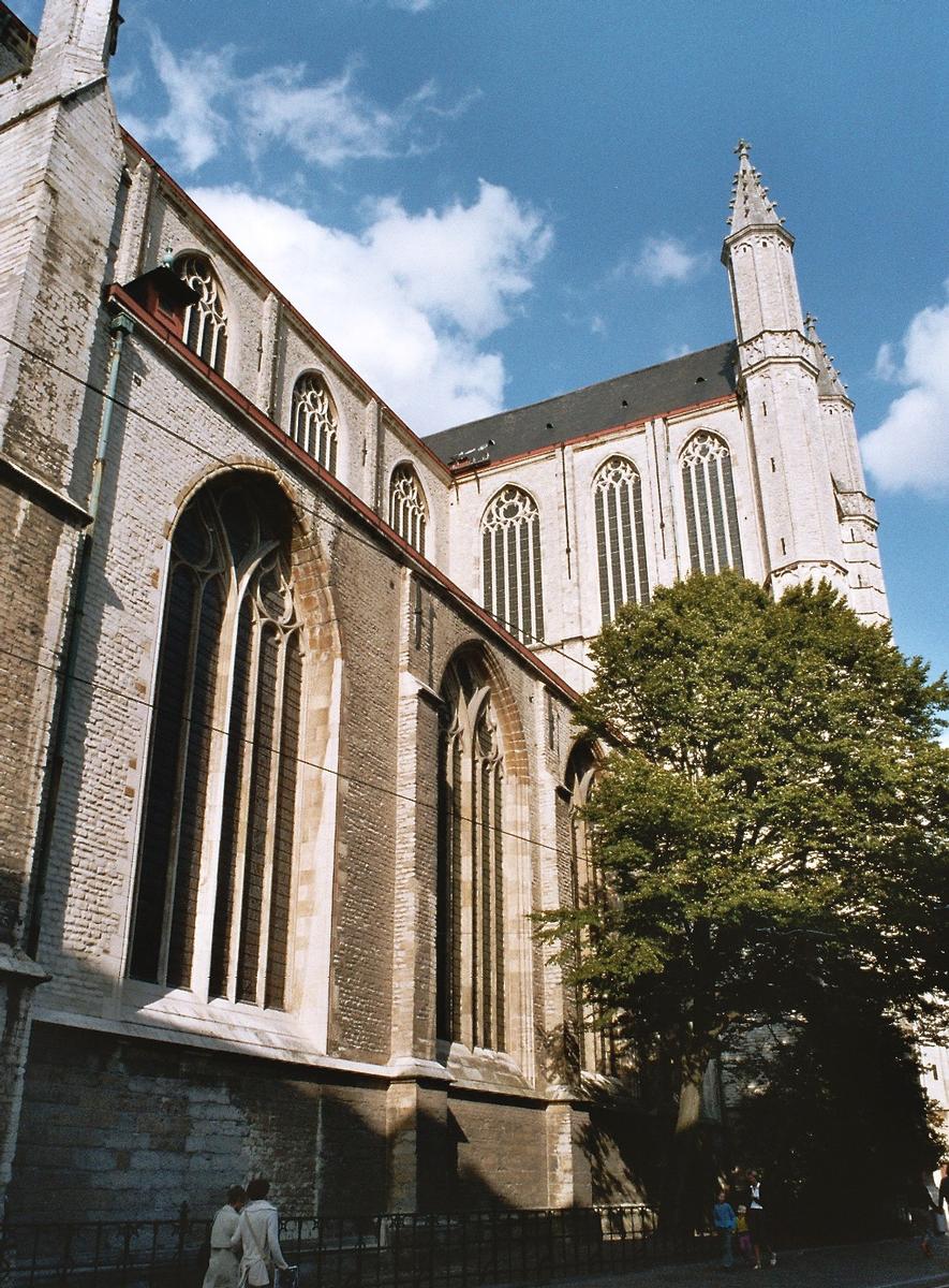 Le côté sud de la cathédrale Saint Bavon 