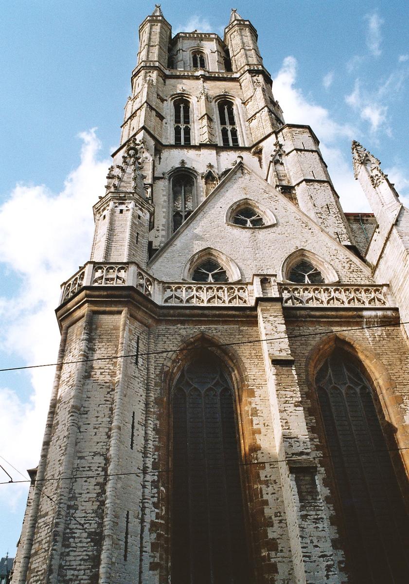 La tour de façade, vue du sud, de la cathédrale Saint Bavon 