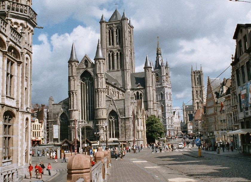 Fiche média no. 44930 Les trois tours de Gand: à l'avant plan, l'église Saint Nicolas, derrière elle le beffroi et, à l'arrière plan et à droite, la cathédrale Saint Bavon
