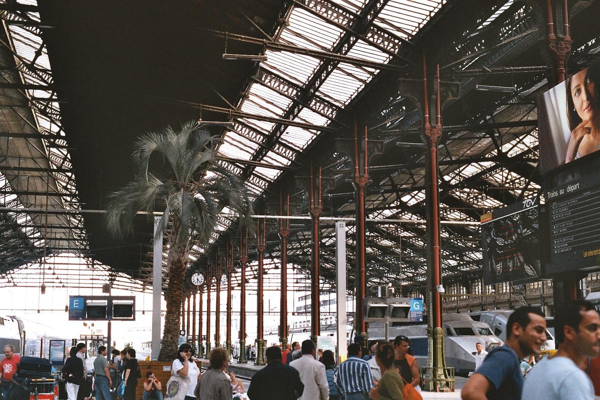 La structure métallique du plafond de la gare de Lyon à Paris 