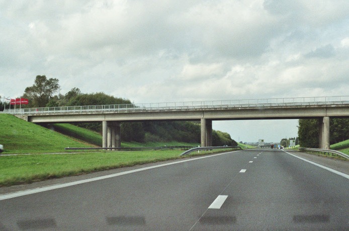 Le pont de la Grote Molenstraat (rue du Grand Moulin) sur l'A19 à Zonnebeke (Flandre occidentale) 