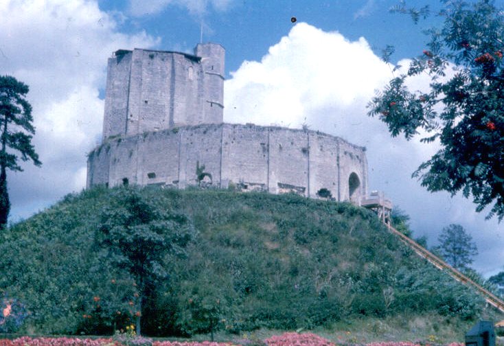 Le château de Gisors: simple donjon sur un tumulus, c'est le modèle primitif des châteaux médiévaux 