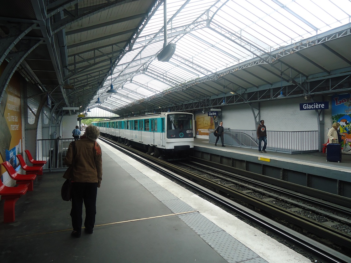 La station de métro Glacière (13e arr.) sur la ligne 6 