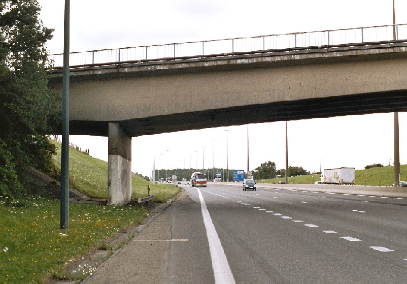 Le pont de la rue de Ransart sur l'autoroute E42 (A15) à Heppignies (commune de Fleurus) 