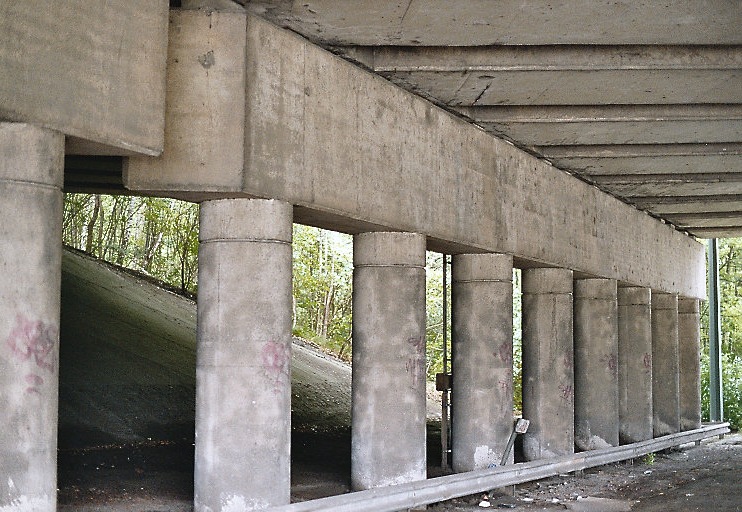Le pont de l'autoroute E42 (A15) sur la N5 à Gosselies (commune de Charleroi) 