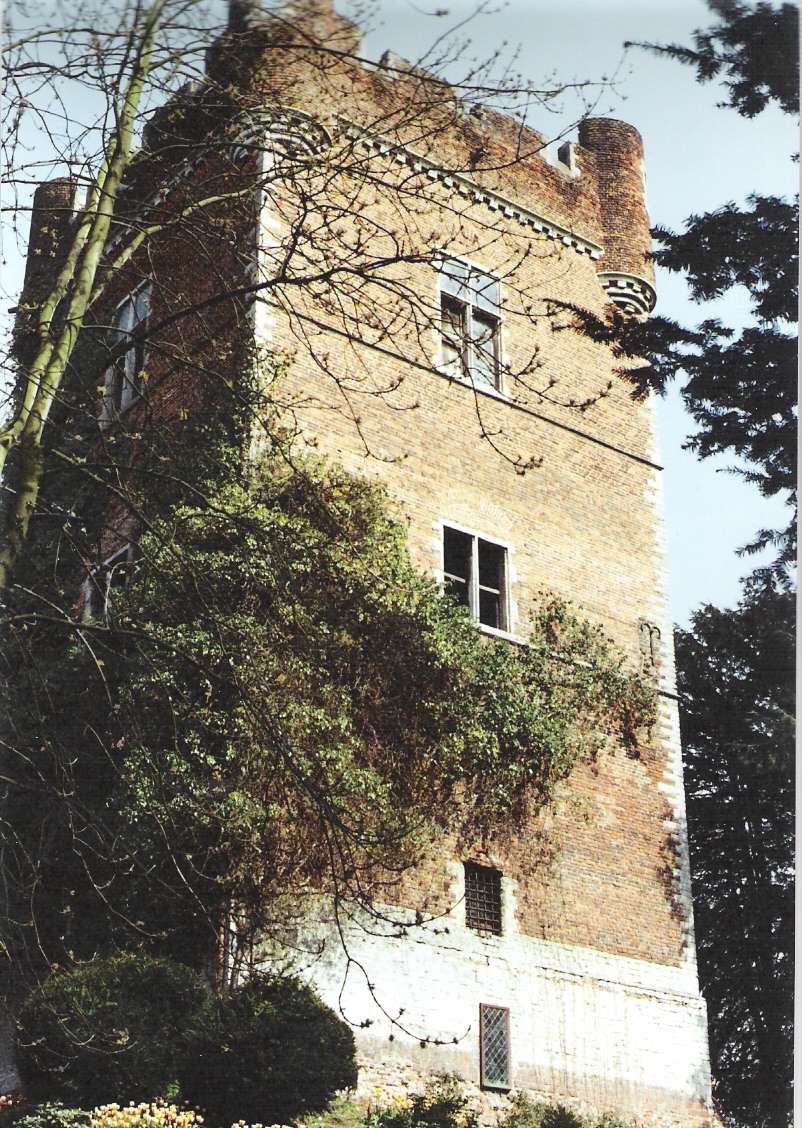 Le donjon du château de Grand-Bigard compte 4 étages, il mesure 30 m de hauteur et date de 1347 
