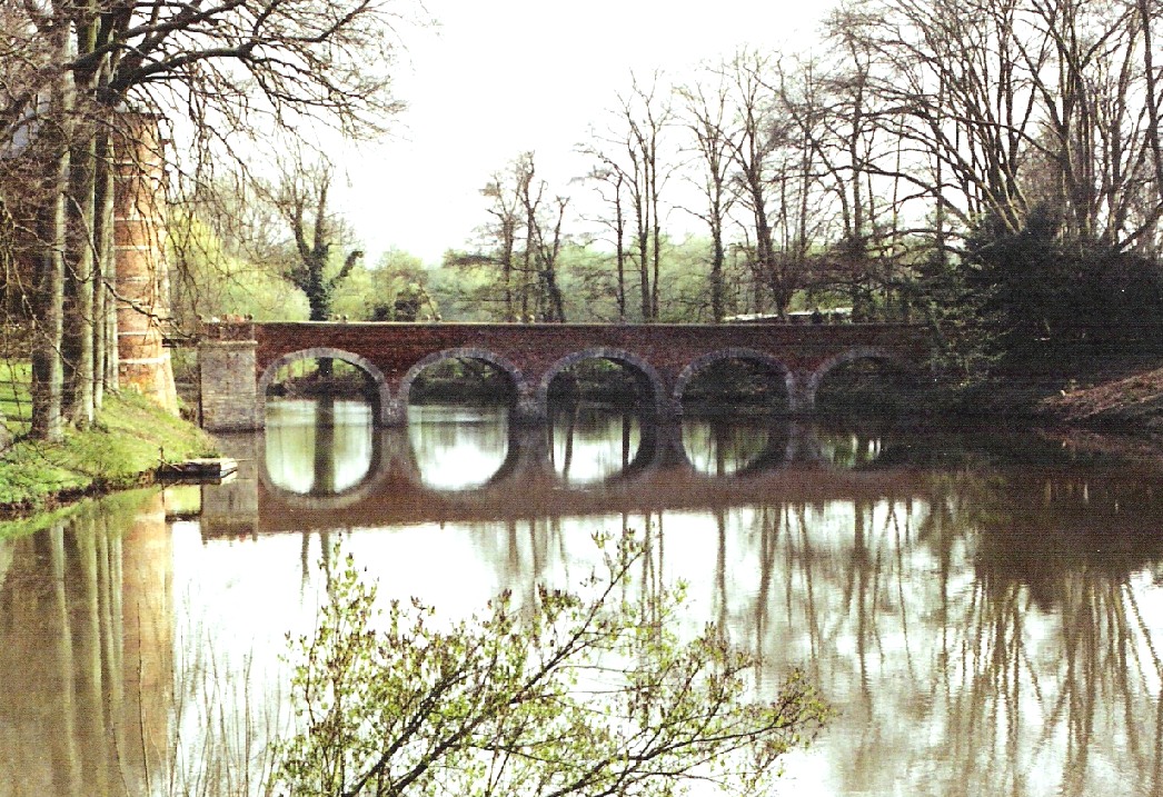 Le pont d'accès, à 5 arches, au châtelet et au château Renaissance de Grand-Bigard, en Brabant flamand 