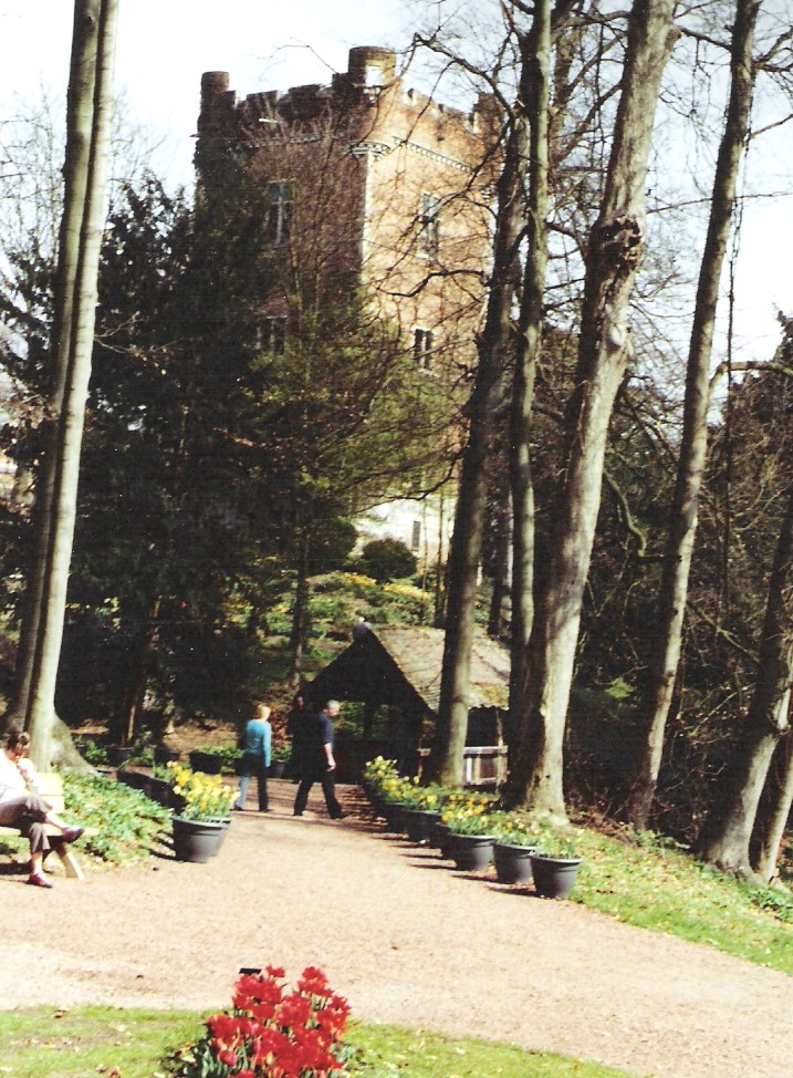 Le donjon du château de Grand-Bigard compte 4 étages, il mesure 30 m de hauteur et date de 1347 