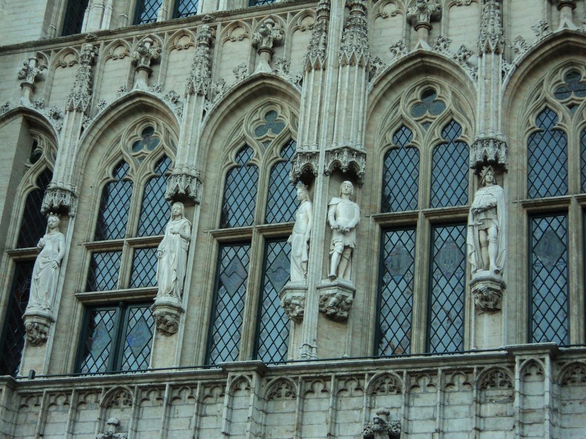 La flèche et la façade de l'hôtel de ville de Bruxelles (15e siècle) 