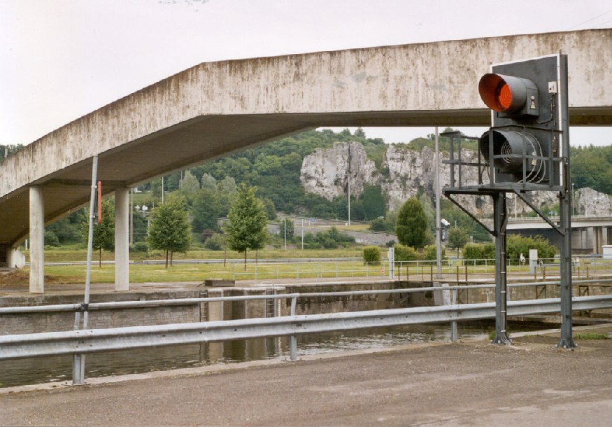 La passerelle des Grands-Malades à Namur Elle surplombe l'écluse et mène à l'îlot où se trouve le bâtiment technique du complexe barrage-écluse sur la Meuse