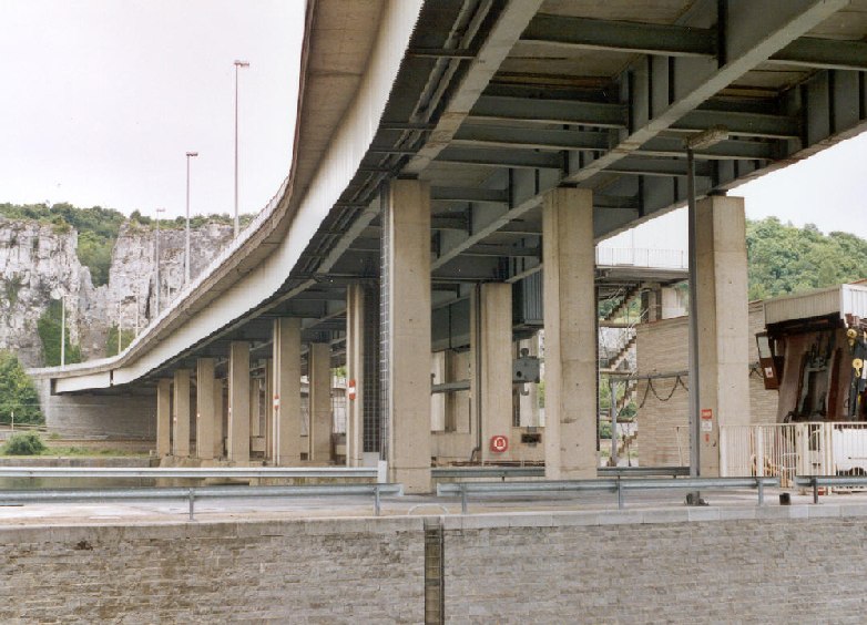 Le pont-barrage des Grands-Malades à Namur Ce pont routier surplombe les 4 pertuis du barrage sur la Meuse
