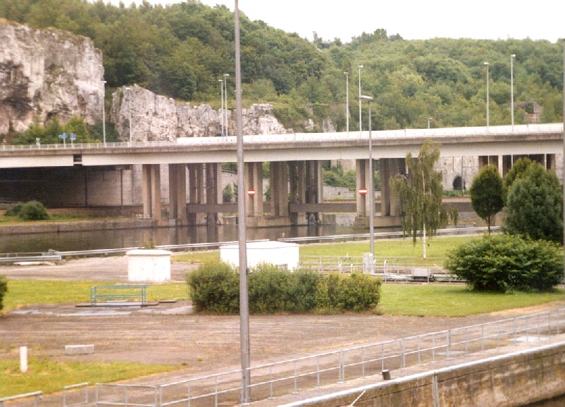 Le pont-barrage des Grands-Malades à Namur, sur la Meuse 