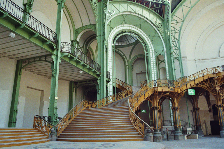La structure intérieure et la verrière du Grand Palais à Paris 