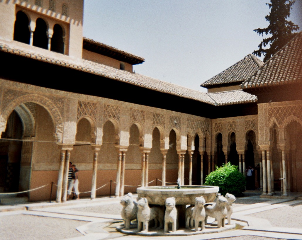 Le patio de los Leones (cour des Lions), le plus raffiné des palais nasrides de l'Alhambra de Grenade 