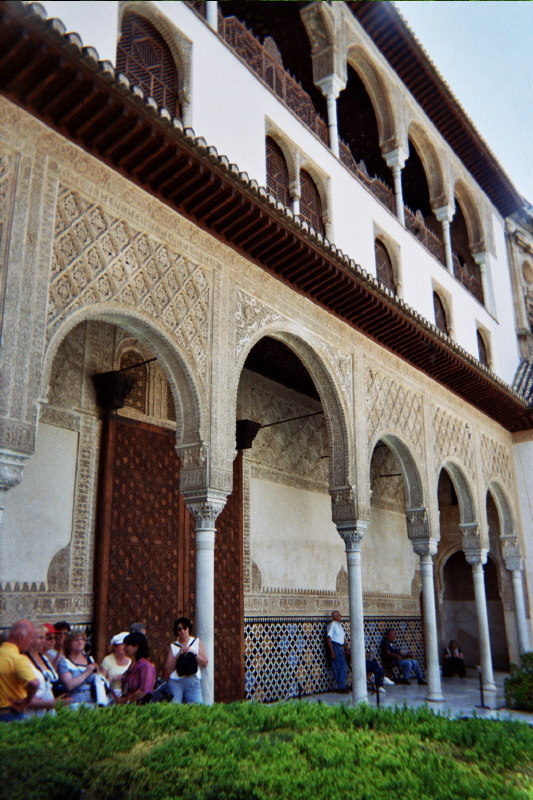 La cour des Myrtes fait partie des palais nasrides de l'Alhambra de Grenade 