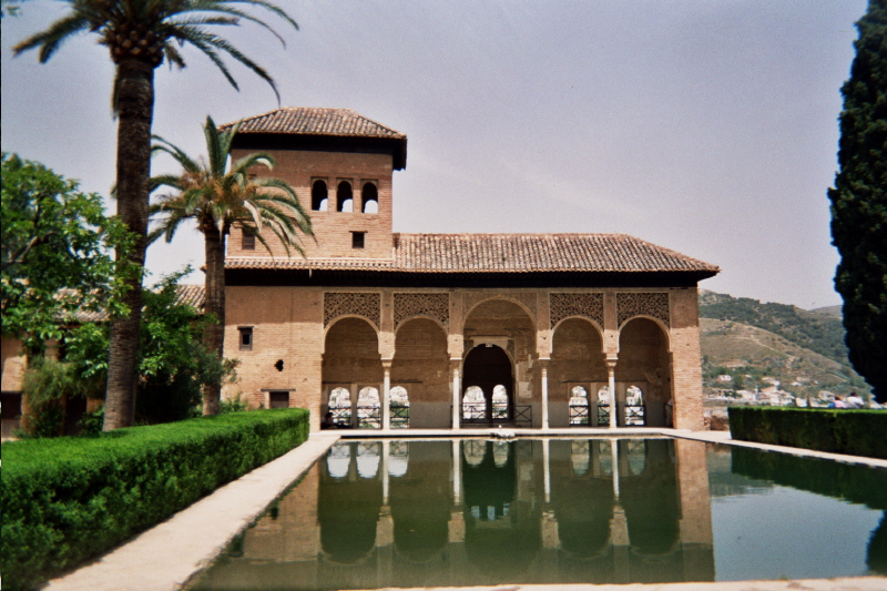 Le patio del Partal, le lieu le plus reposant des palais nasrides de l'Alhambra de Grenade 