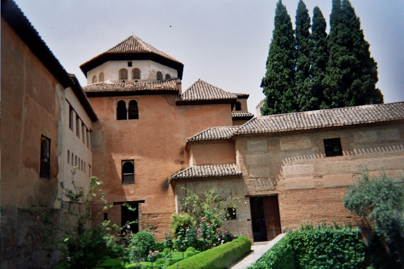 Le patio del Partal, le lieu le plus reposant des palais nasrides de l'Alhambra de Grenade 