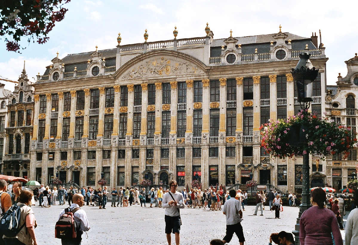 Fiche média no. 45779 Grand Place de Bruxelles. La Maison des Ducs de Brabant (1698), composée, de gauche à droite de la Bourse, de la maison de la Colline (maison des 4 métiers: sculpteurs, ardoisiers, tailleurs de pierres et maçons), du Moulin à Vent (maison des meuniers), de la Fortune (maison des tanneurs), de l'Ermitage et de la Renommée. Le fronton est une allégorie de l'abondance