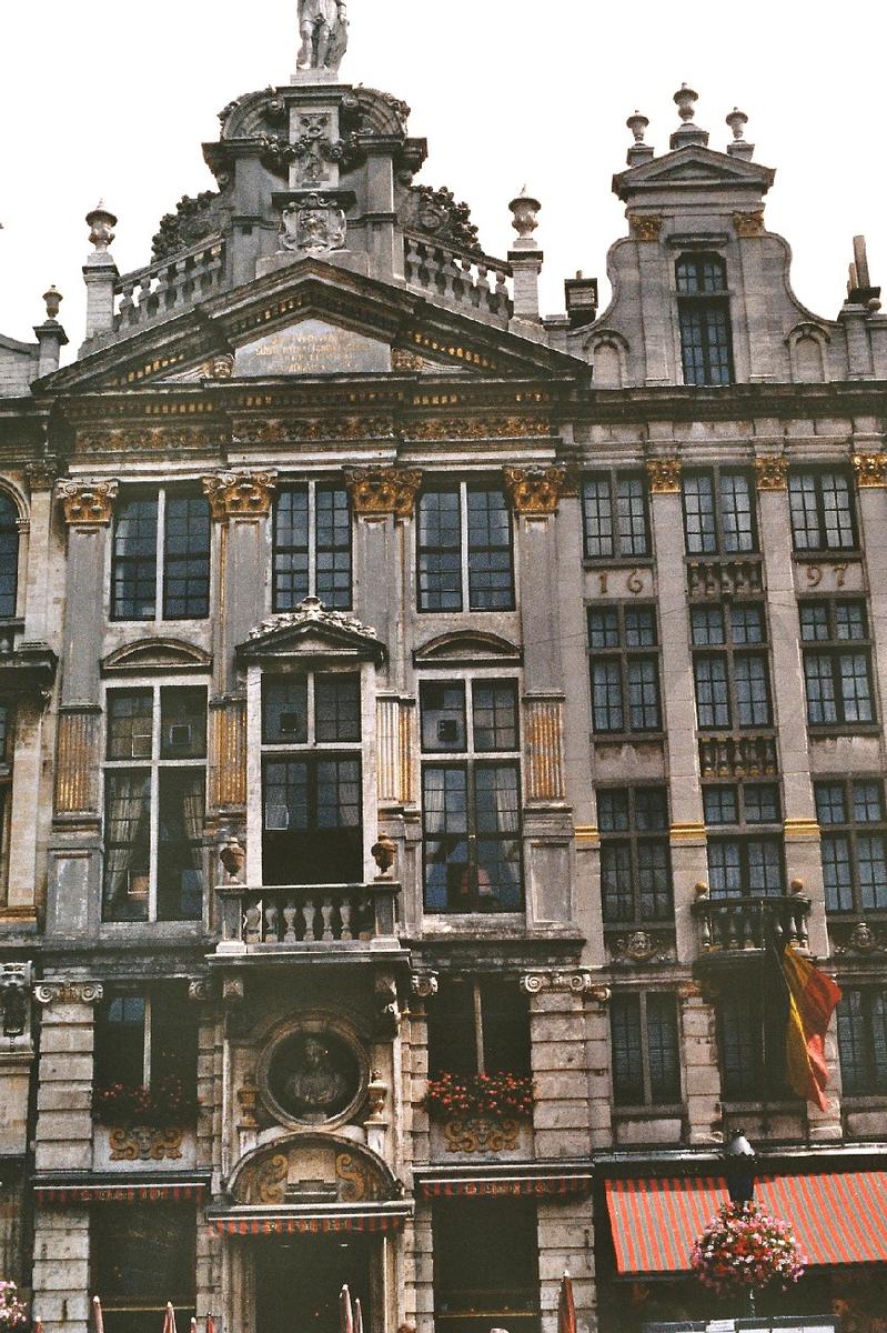Grand Place de Bruxelles. Côté nord, deux maisons bourgeoises, à gauche l'Ange (1527), à droite la maison Joseph et Anne, du 17e siècle 