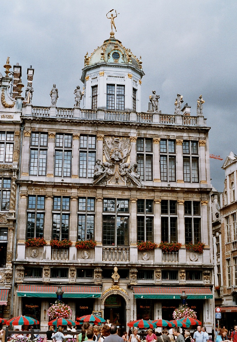 Fiche média no. 45781 Grand Place de Bruxelles. Au Roi d'Espagne (1697), actuellement taverne restaurant, anciennement maison des boulangers, due à Jean Cosyn, avec un dôme de style Renaissance italienne
