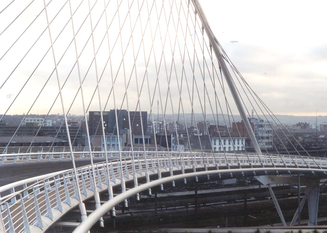 Fiche média no. 20223 Le pont bowstring courbé menant au parking de la gare TGV de Liège-Guillemins. Conception du bureau d'études Calatrava et contrôle des calculs par la Direction des Ponts et Charpentes du M.E.T
