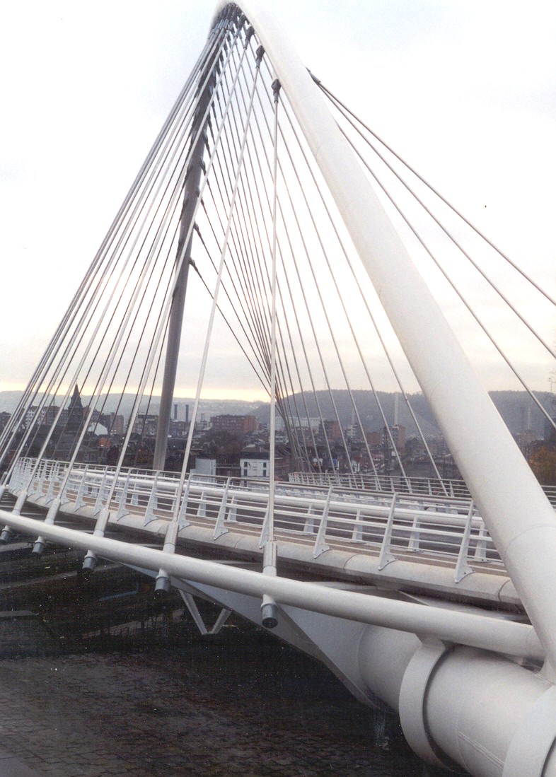 Le pont bowstring menant au parking de la gare TGV des Guillemins à Liège et passant sur l'entrée du tunnel de Cointe 