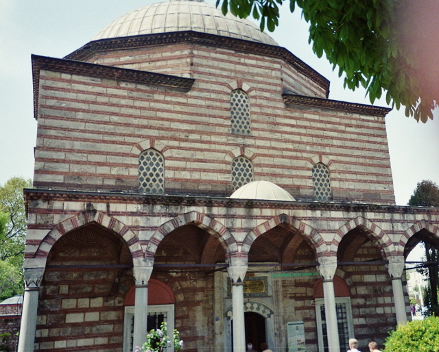 Fiche média no. 85023 L'entrée et l'intérieur de l'ancien hammam HasekiHürrem, à Istanbul, appelé communément hammam de Roxelane. Devenu centre culturel du tapis, il a été construit en 1556 parl'architecte Sinan à la demande de Roxelane, épouse de Soliman I le Magnifique