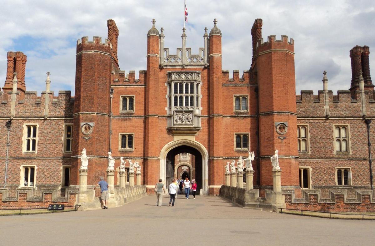 La façade de l'entrée principale du château de Hampton Court, de l'époque d'Henry VIII (première moitié du 16e siècle) 