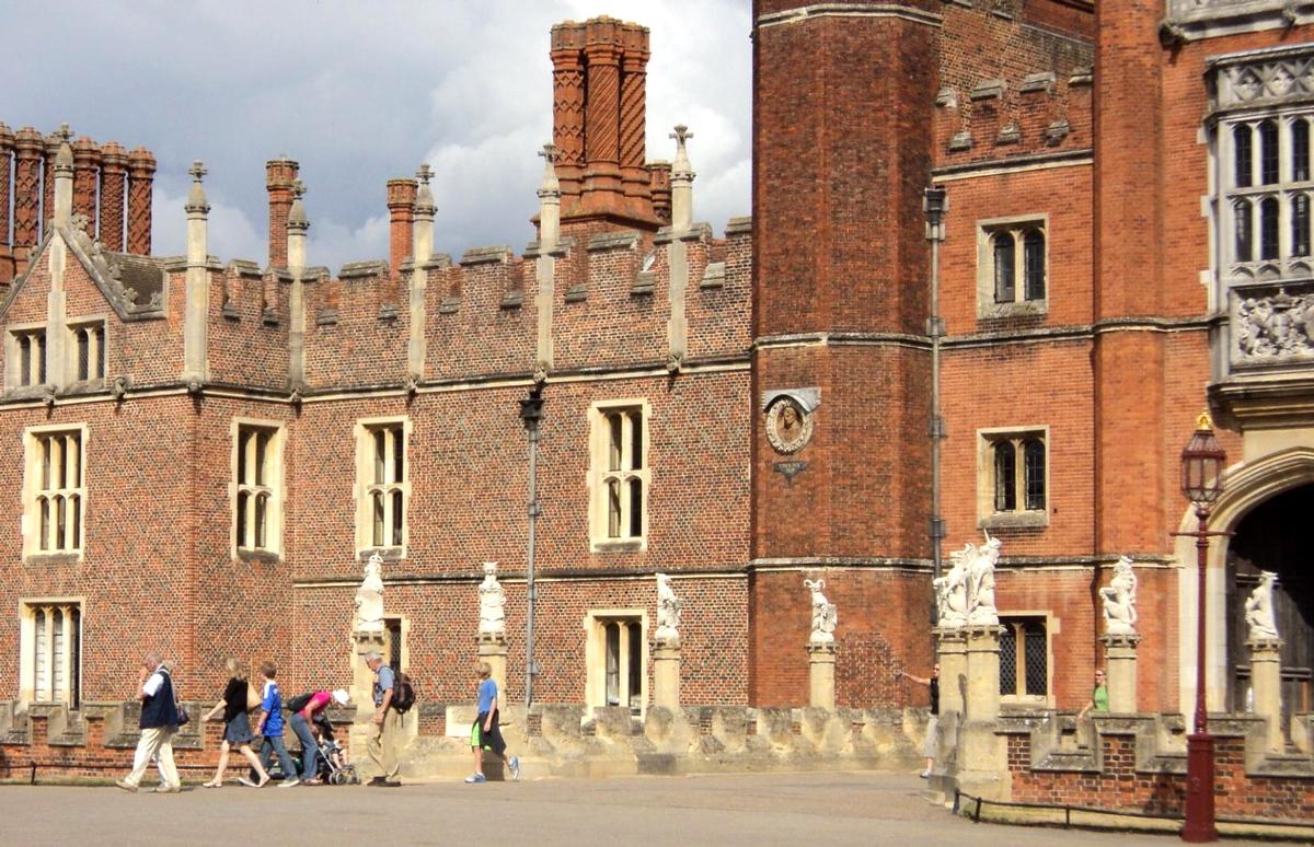 L'entrée principale (16e siècle) du château de Hampton Court, de style Tudor 