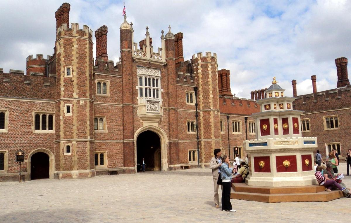 Les bâtiments d'époque Tudor entourant la première cour du château d'Hampton Court (Greater London) 