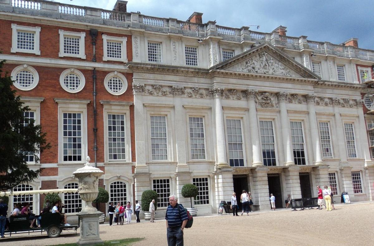 Fiche média no. 172805 L'aile orientale du château de Hampton Court date du règne de Guillaume III et de Mary II (à partir de 1690) et est une conception de l'architecte Christopher Wren, dans le style classique