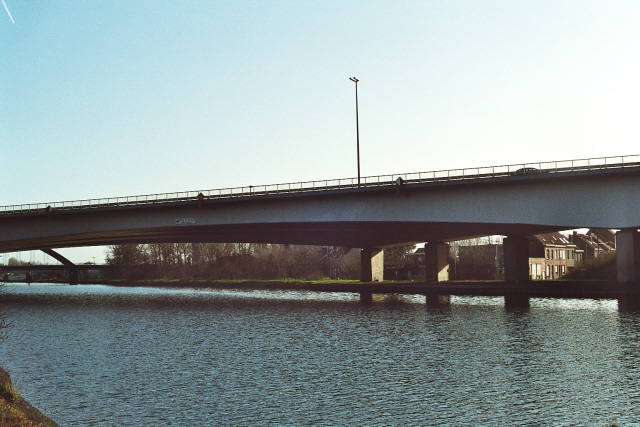 Le pont de l'autoroute A17 (Gand-Courtrai) sur le canal Courtrai-Bossuyt à Harelbeke (Flandre occidentale) 