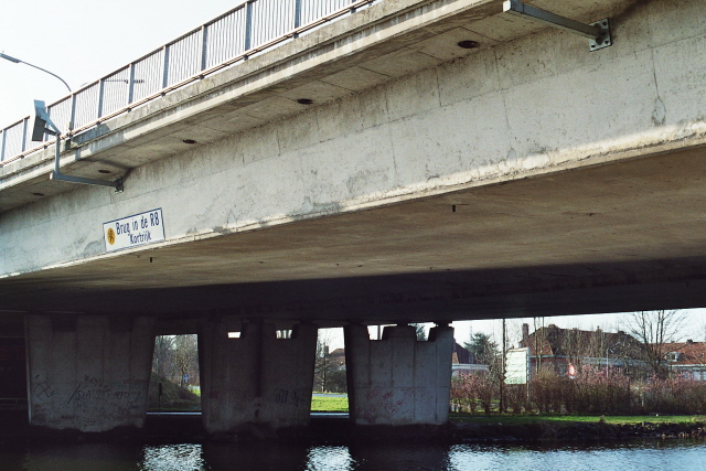 Le pont du périphérique nord (R8) de Courtrai au-dessus du canal Courtrai-Bossuyt (Flandre occidentale) 