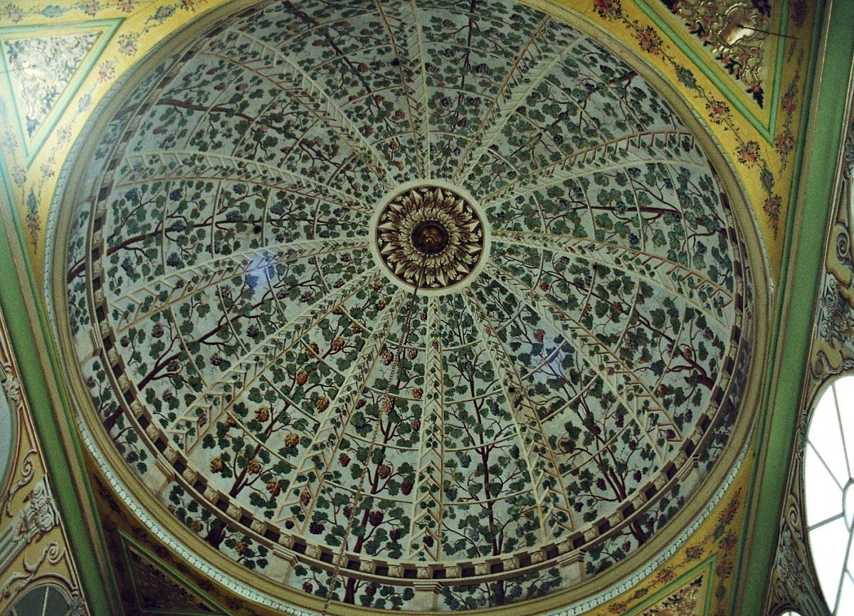 Le salon du sultan, avec sa coupole, dans le harem du palais de Topkapi. La décoration actuelle date surtout du 18e siècle 