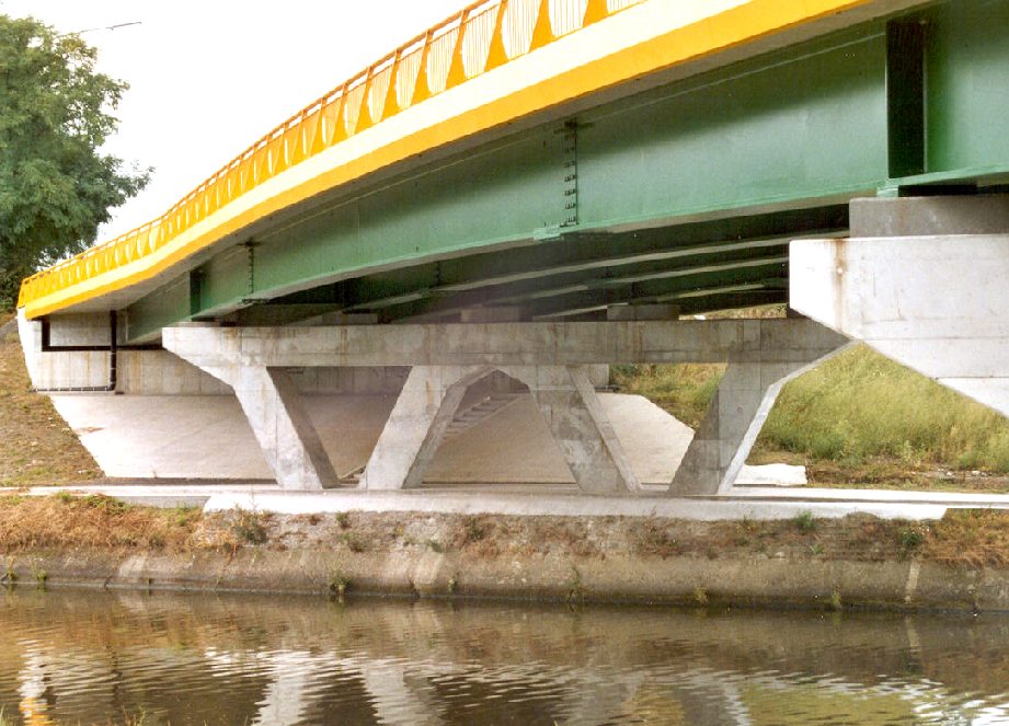 Le nouveau pont (2000-2002) de la N547 sur le canal Nimy-Blaton à Hautrage pile chevêtre supportant les poutres métalliques mixtes